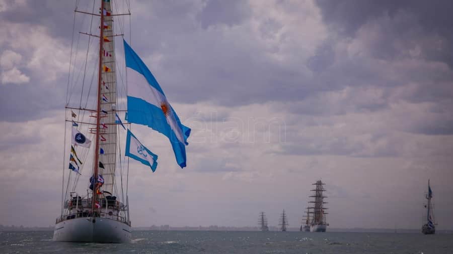 La fragata Libertad encabezó un desfile náutico latinoamericano