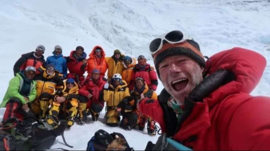 Un argentino que escaló 13 veces el Everest quedó atrapado en una avalancha y está gravemente herido