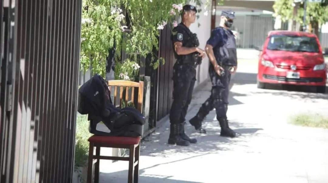 Una mujer dejó a su beba durmiendo en el auto y se lo robaron: la abandonaron en una plaza