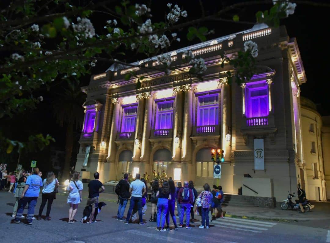 El municipio inauguró la nueva iluminación de la fachada del Teatro Municipal