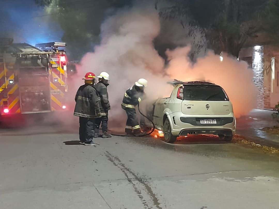 Se incendió, a metros de una comisaría, un auto que había sido secuestrado tras un vuelco