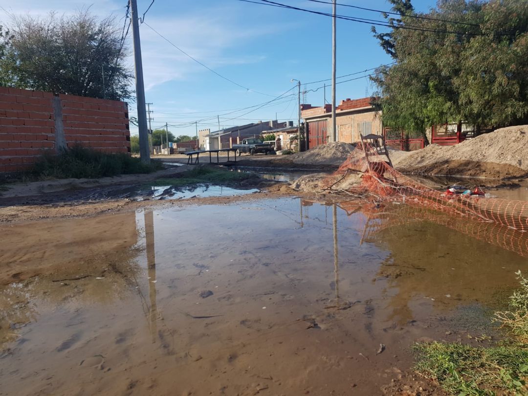 Bronca en el barrio 1810: vándalos tiraron una impresora, rompieron un caño de ABSA y se inundó todo