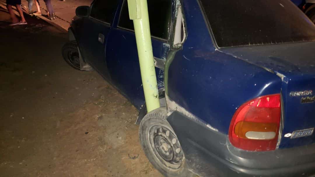 Fuertes choques en la ciudad: uno de los autos terminó contra una columna