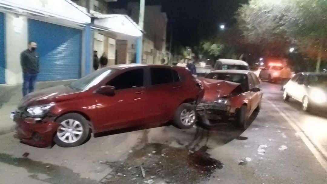 Perdió el control de su auto y chocó contra otro que estaba estacionado