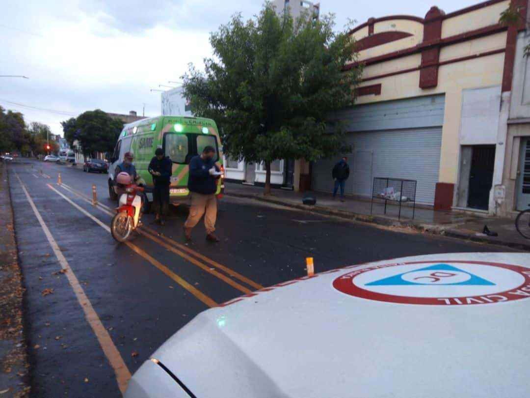 Dobló en contramano e impactó contra una moto