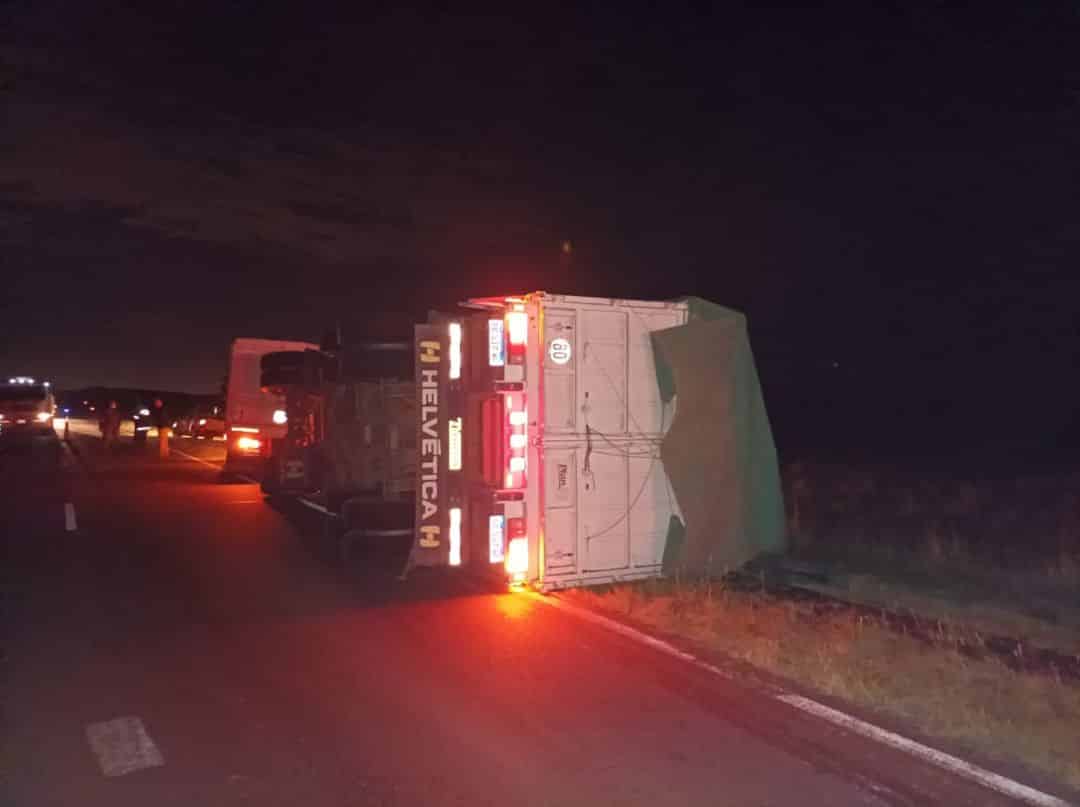 Un camión que transportaba girasol volcó en la ruta 35