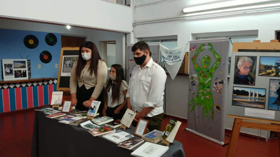 Alumnos de la escuela 2 realizaron una muestra en conmemoración del Día de la Memoria por la Verdad y la Justicia