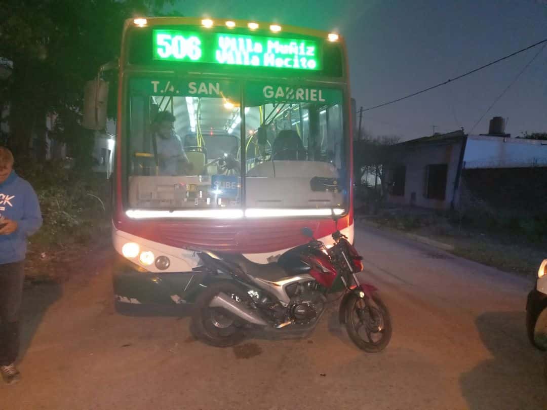 Terminaron golpeados tras chocar con un colectivo