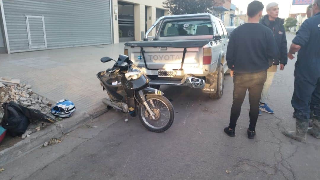 Manejaba borracho en moto y chocó contra una camioneta estacionada