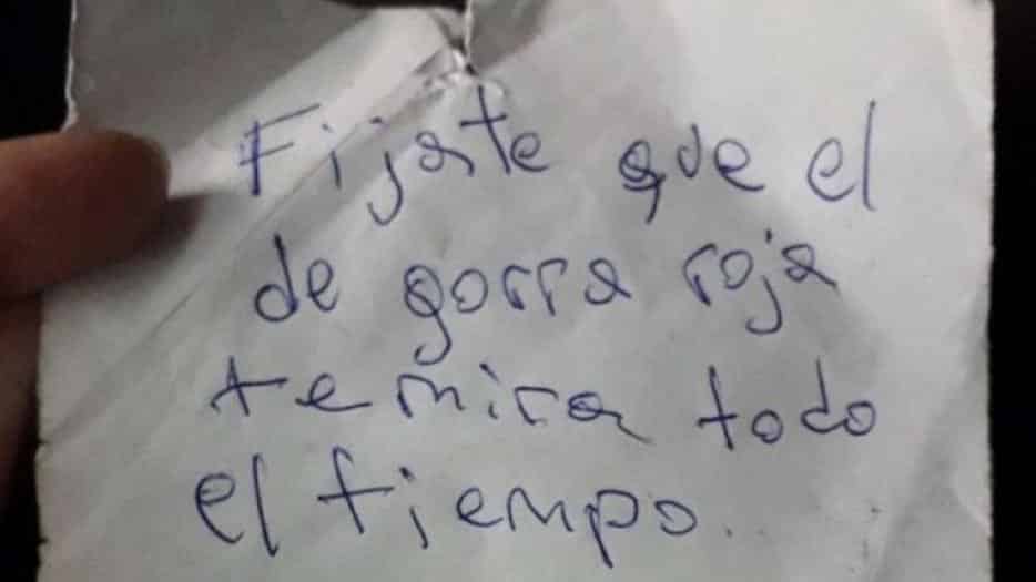 “El de gorra roja te mira todo el tiempo”: el aviso que le dejaron a una joven en un colectivo