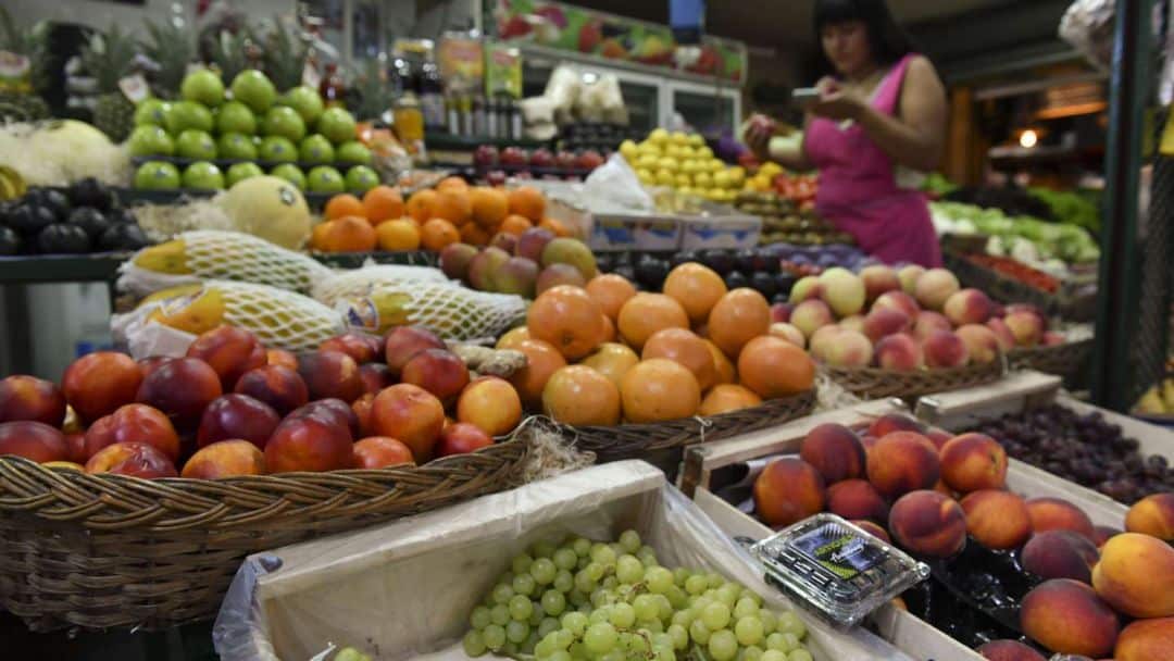 Los precios de los alimentos aumentaron casi un 4% en julio por el impulso de las subas en verduras