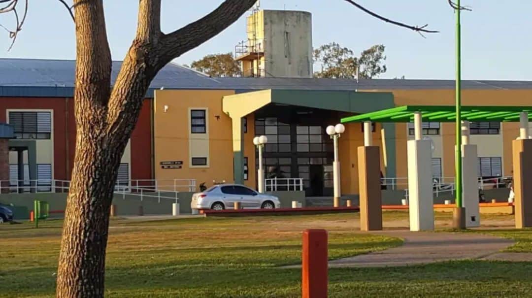 Dos hermanos discutieron con un compañero dentro del aula, sacaron un cuchillo y lo apuñalaron