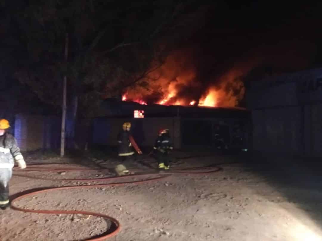 Un incendio destruyó un depósito de elementos agrícolas