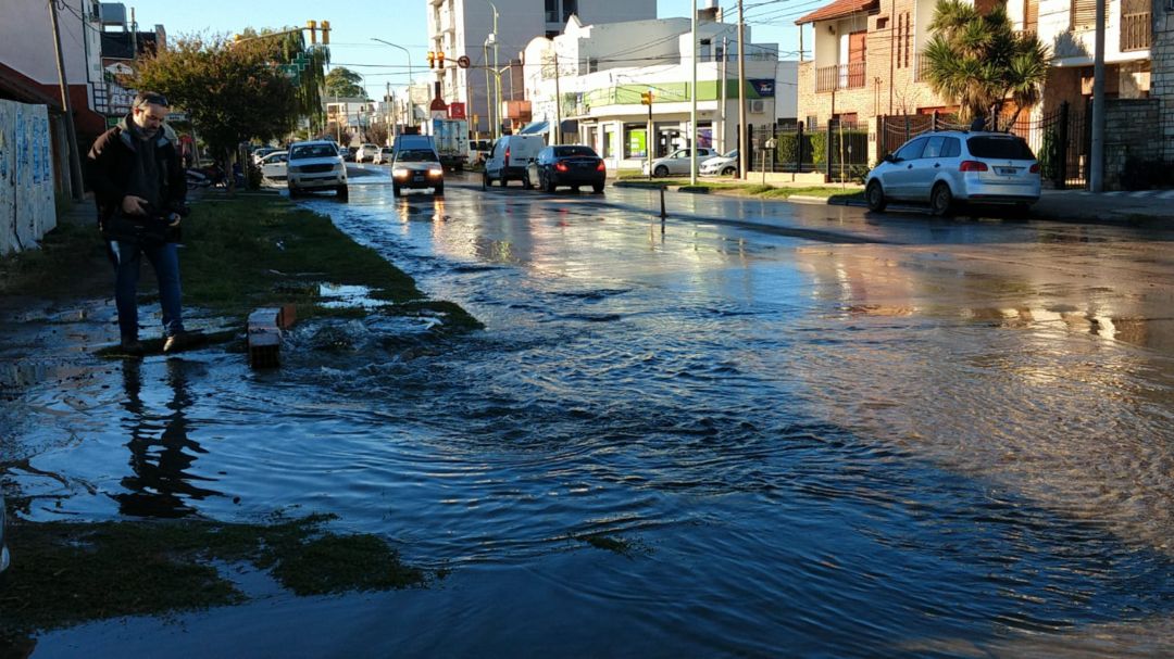 Un río en Avenida Alem por la rotura de un caño