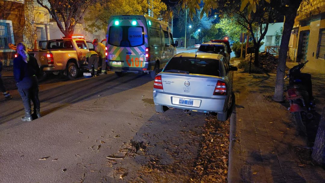 Iba en moto, se descompensó y chocó contra un auto estacionado