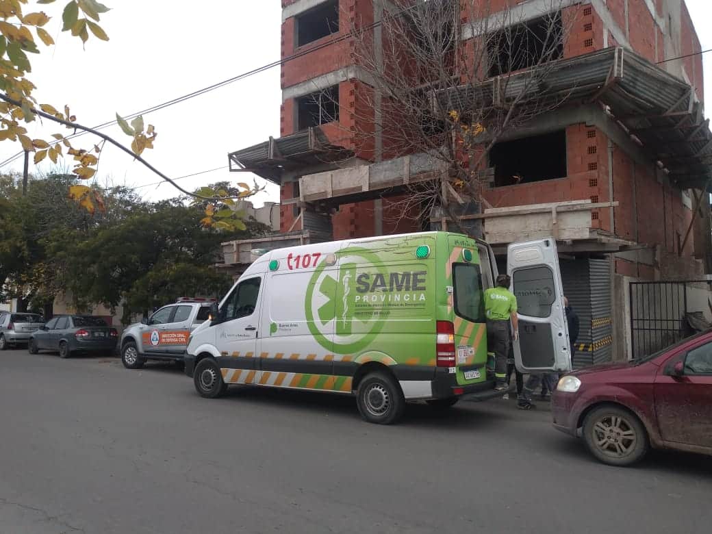 Obrero asistido tras caer de un andamio