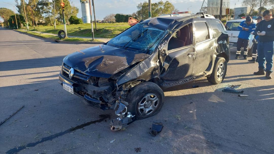 Manejaba totalmente borracha, chocó contra una columna y volcó