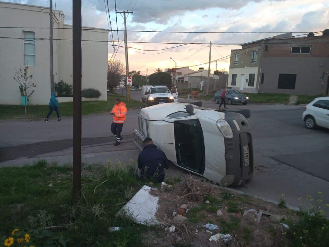 Bella Vista: una camioneta chocó contra un auto y volcó