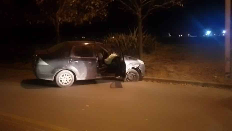 Chocó contra un vehículo estacionado y terminó contra un poste