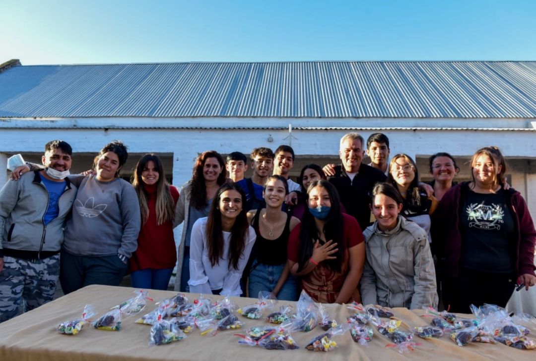 Entrega de huevos de pascua en la Sociedad de Fomento de Grunbein