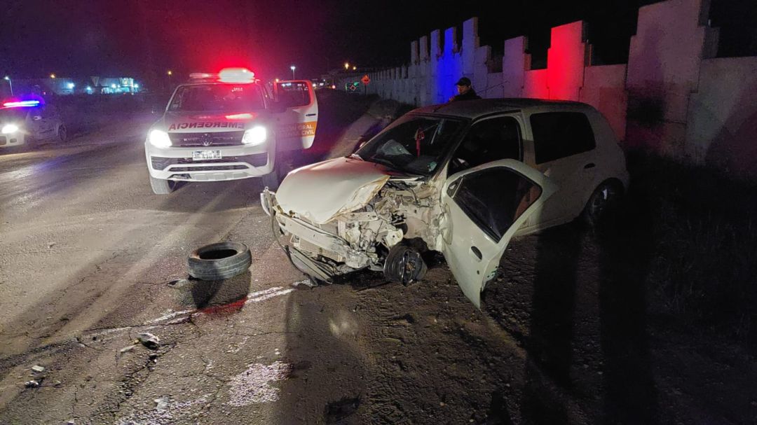 Una mujer herida tras un choque entre un auto y un camión