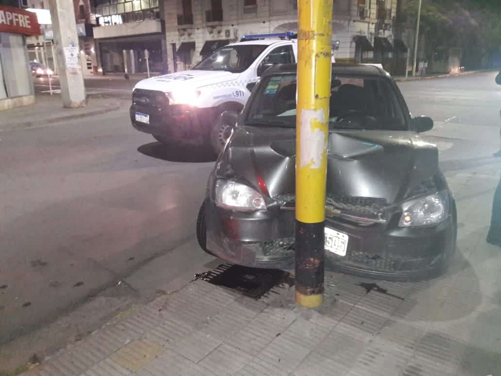 Manejaba ebria por el centro de la ciudad y chocó contra un poste de luz