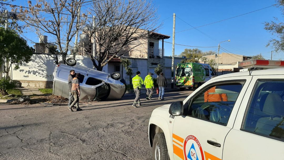 Dos autos chocaron y uno de ellos terminó volcando