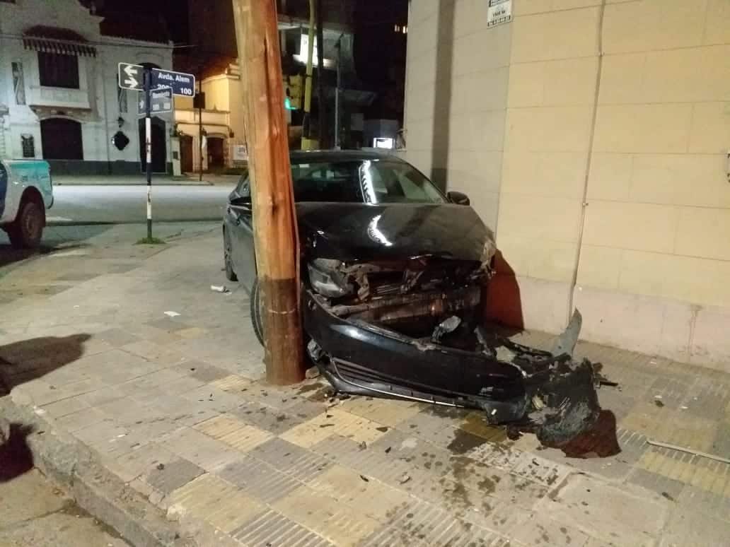 Manejaba borracho y chocó contra una casa en plena Avenida Alem