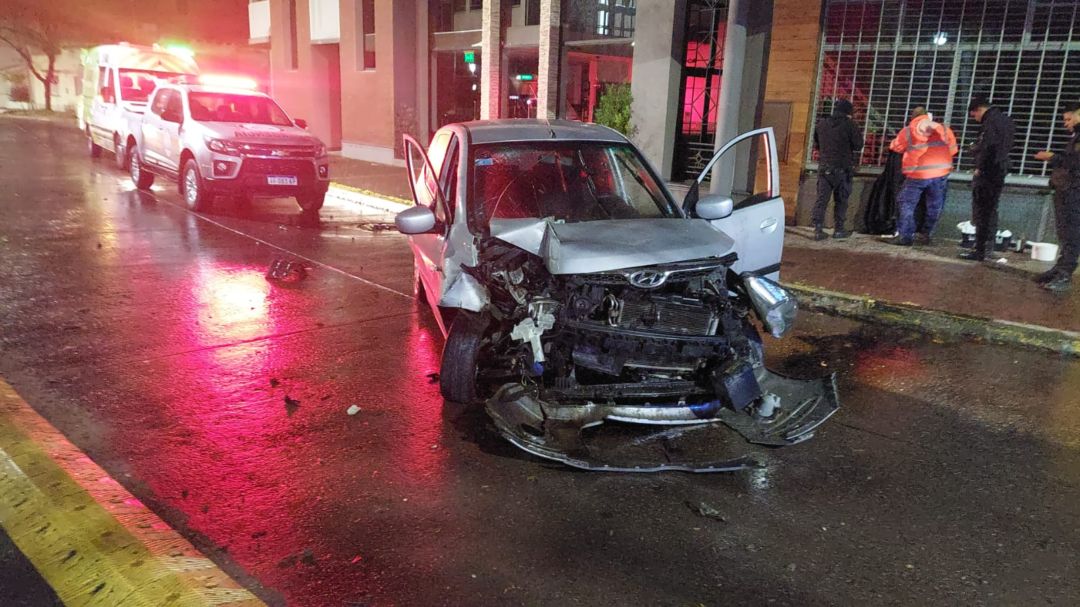 Dos jóvenes terminaron heridos tras un fuerte choque contra un restaurante