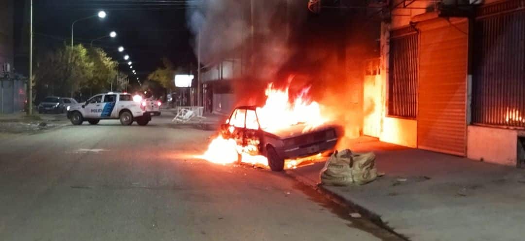 El fuego destruyó un auto estacionado en la vía pública