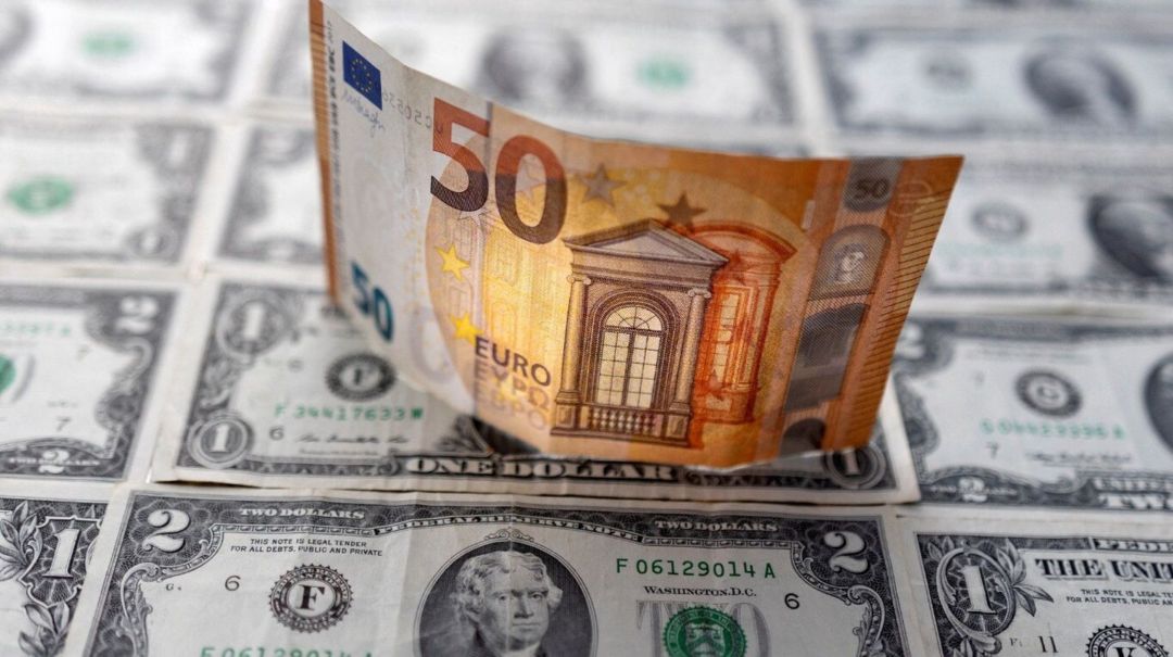 Por primera vez en 20 años, el dólar y el euro cotizan “1 a 1”