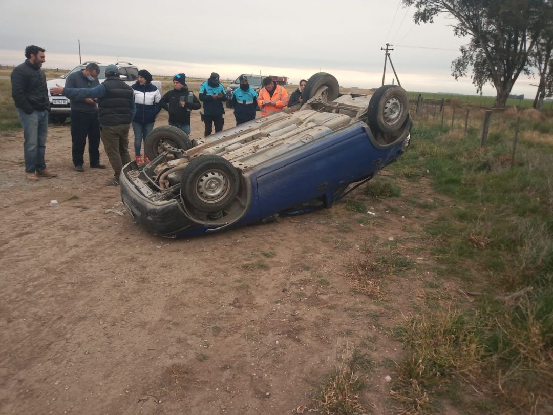 Volcó por culpa de un bache gigante en la ruta 3 vieja