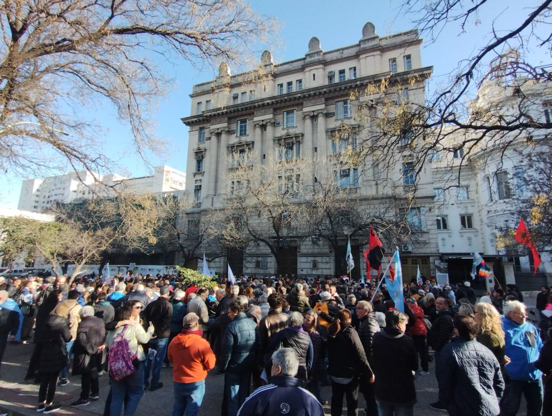 Agrupaciones kirchneristas se concentraron en el centro de Bahía para apoyar a Cristina