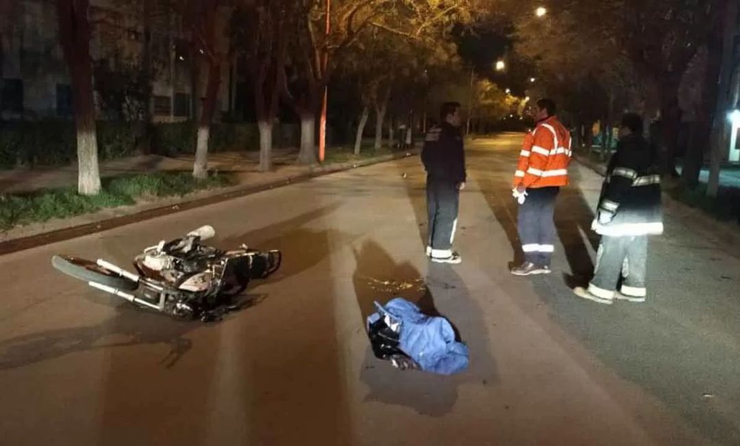 Un motociclista terminó hospitalizado tras chocar contra un taxi