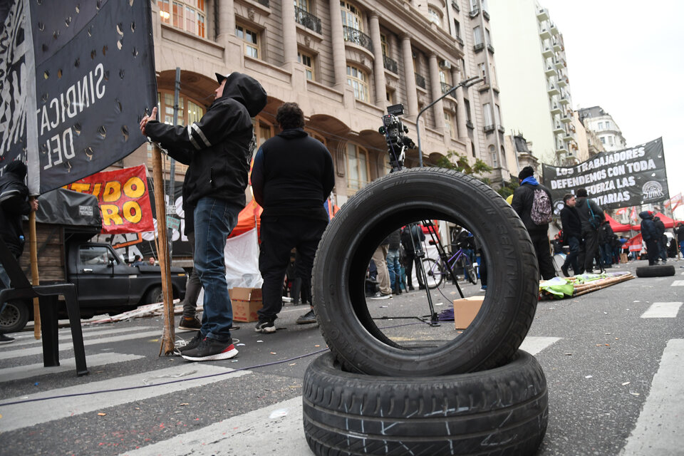 La crisis de los neumáticos: no hubo acuerdo y sigue el conflicto sindical