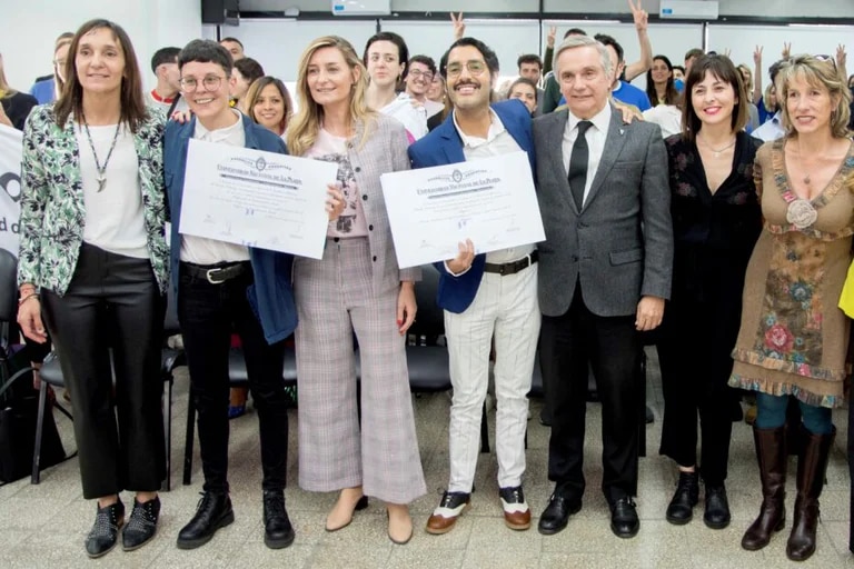 “Profesore” y “abogade”: la Universidad de La Plata entregó los primeros diplomas no binarios