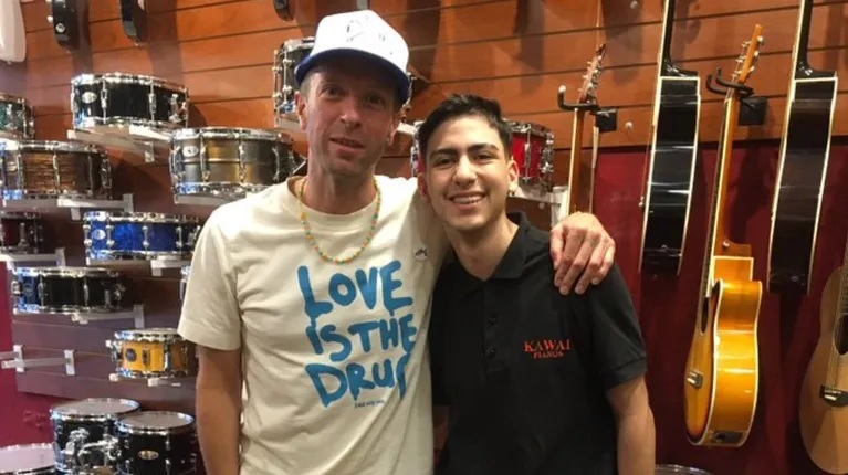 Chris Martin fue a una casa de música del centro porteño y zapó con los vendedores: el video del momento