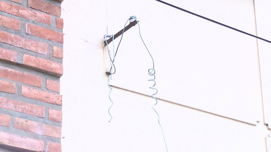 Vecinas preocupadas por el robo de cables en el barrio Universitario