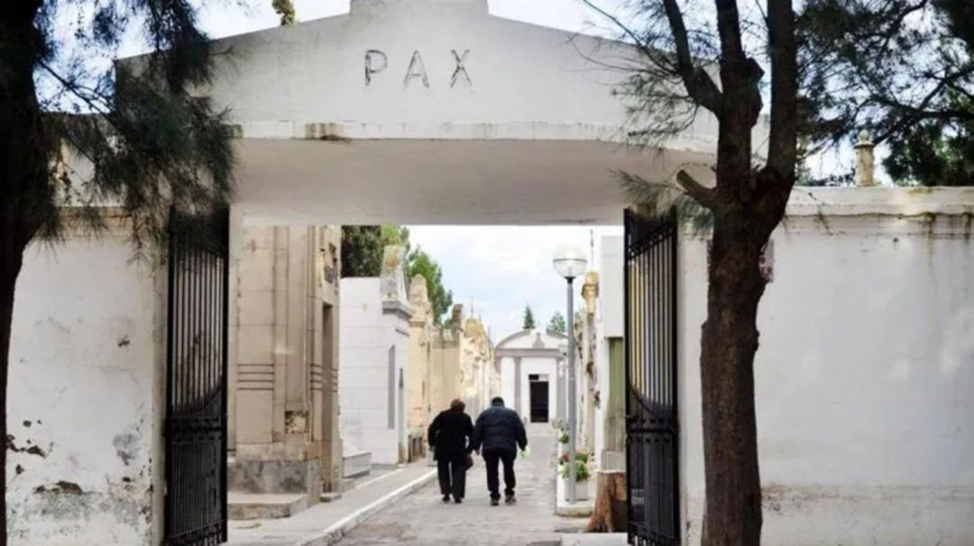 Horror en Viedma: entraron a un cementerio, sacaron el cuerpo de un cajón y lo sentaron sobre un banco