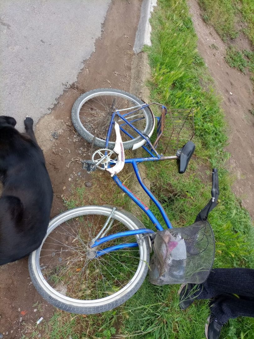 Circulaba en bici y “le abrieron” la puerta de un auto. Resultó con heridas