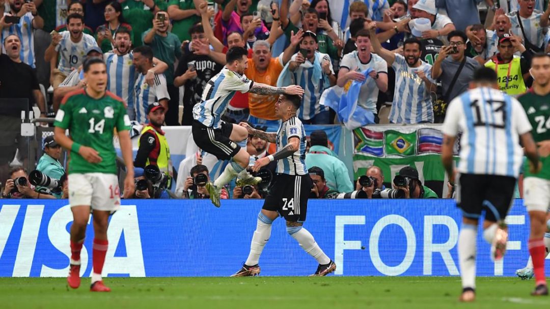 Argentina le ganó 2-0 a México y se pone en carrera en el Mundial