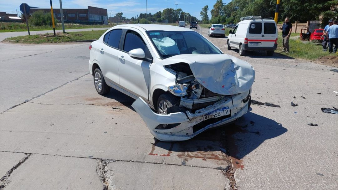 Colisión entre dos autos: una mujer embarazada asistida.