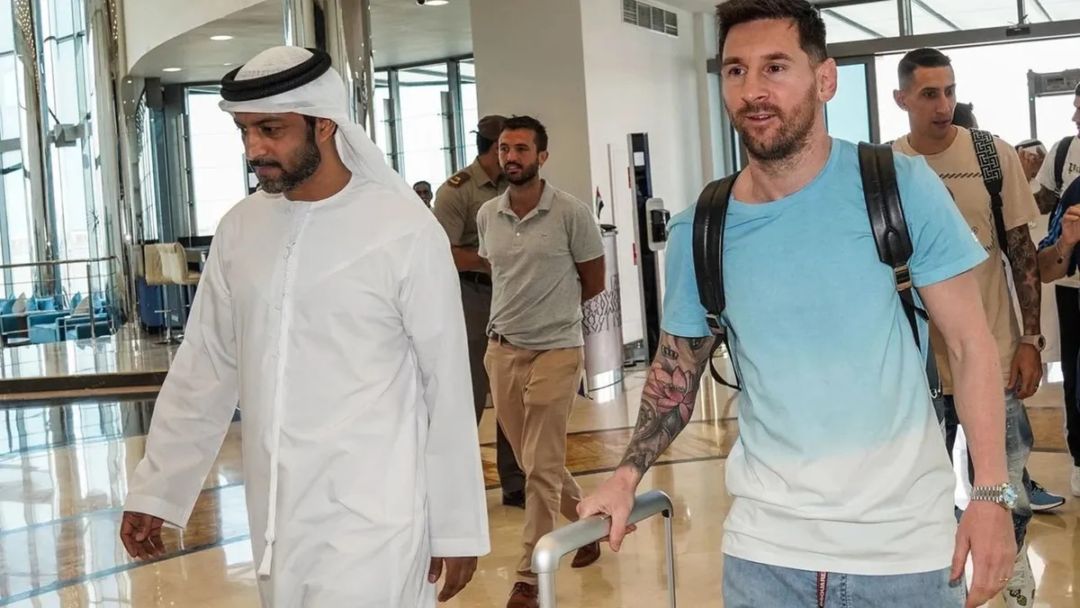 Lionel Messi llegó a Abu Dhabi para sumarse a la selección argentina de cara al Mundial de Qatar