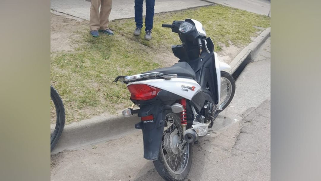Un motociclista fue trasladado al hospital tras chocar contra un auto