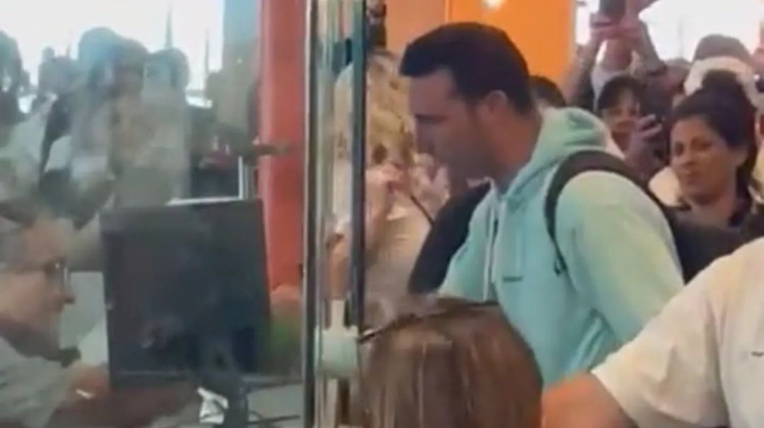 Lionel Scaloni viajó a España y generó una revolución entre los hinchas en el aeropuerto