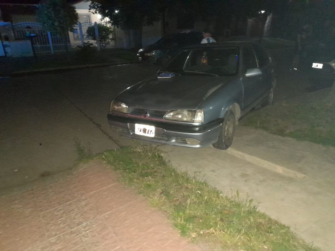 Manejaba alcoholizado y terminó chocando contra dos autos estacionados