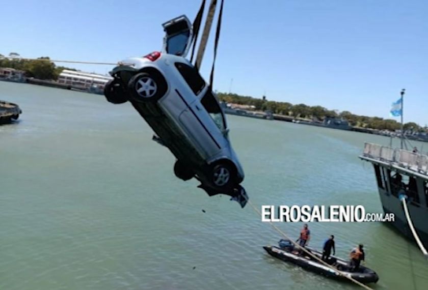 Un auto fue rescatado del fondo del mar en Puerto Belgrano