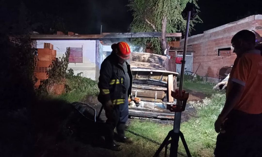 Un auto se incendió en el patio de una vivienda y las pérdidas fueron totales