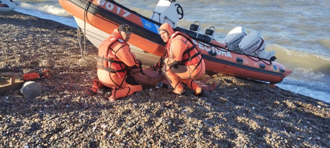 San Blas: rescataron a un hombre que praticaba kitesurf y se estrelló contra un banco de ostras