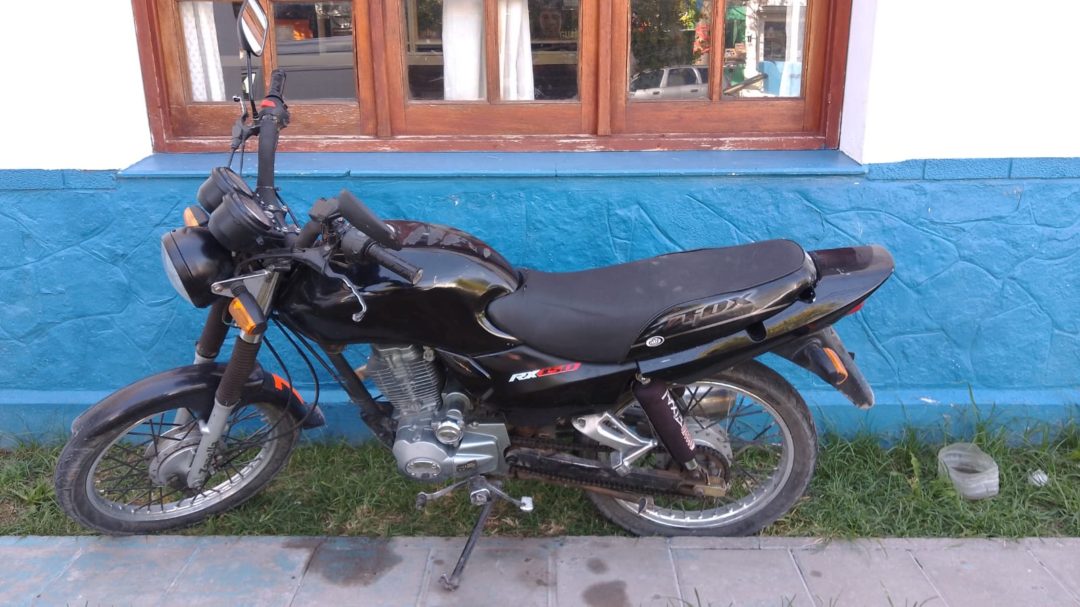 Un motociclista quiso escapar de un control y amenazó a la policía con un cuchillo